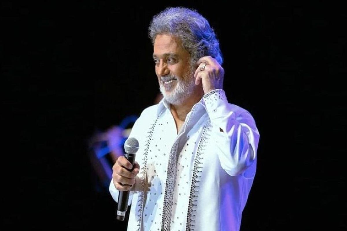 سفر در زمان؛ «منوچهر چشم آذر به همراه داریوش» در یک مراسم؛ سال 55
