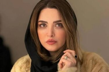 استایل خاص بهنوش طباطبایی در مراسم زنده‌یاد اکبر عبدی