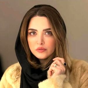 بهنوش طباطبایی در حال پخش نذری امام حسین