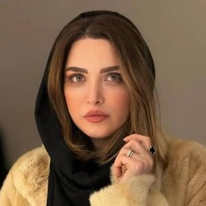 استایل خاص بهنوش طباطبایی در مراسم زنده‌یاد اکبر عبدی