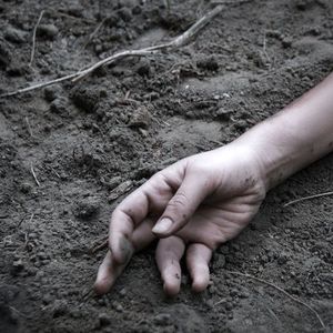 فیلم لحظه زنده به گور کردن یک زن پس از مرگ شوهرش/ ویدئو +16