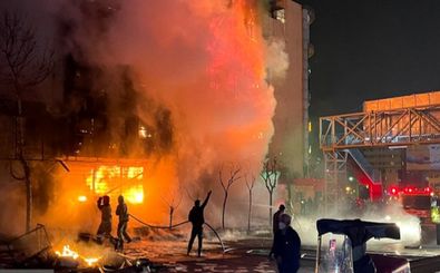 لحظه آتش زدن موتورهای بسیجیان/ ویدئو