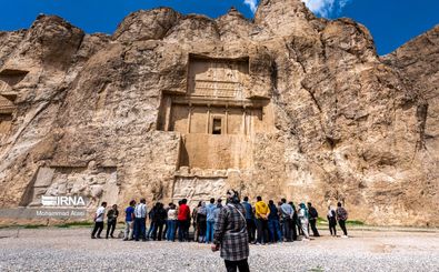 گردشگران نوروزی در تخت جمشید و پاسارگاد/ عکس