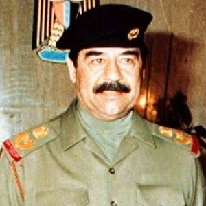 تصویری قدیمی از صدام در ۲۸ سالگی کنار دوستانش