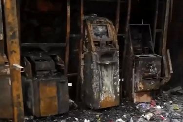 فیلم آتش زدن 7 دستگاه خودپرداز که جزغاله شده اند