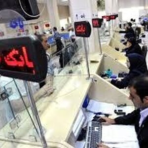 چرت‌زدن کارمند بانک در پشت‌ باجه سوژه شد/ عکس