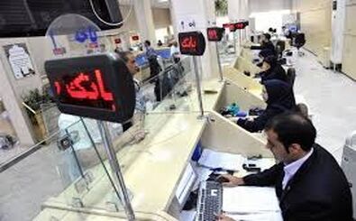 چرت‌زدن کارمند بانک در پشت‌ باجه سوژه شد/ عکس