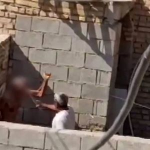 صحنه کتک زدن پدر آبادانی توسط پسرش/ ویدئو