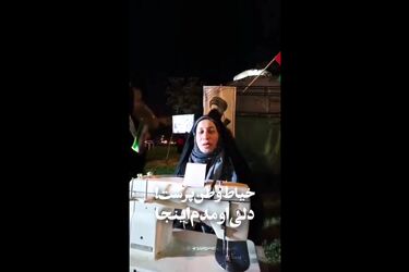 خانمی با چرخ خیاطی‌اش در تجمعات شبانه/ ویدئو