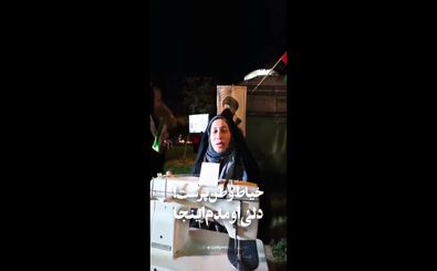 خانمی با چرخ خیاطی‌اش در تجمعات شبانه/ ویدئو