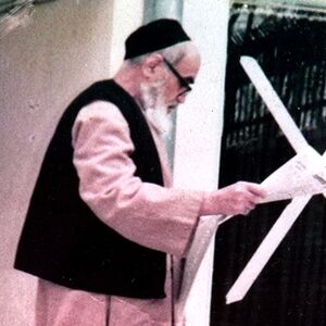 امام خمینی (ره) در طول زندگی خود دست چه‌کسانی را بوسید؟