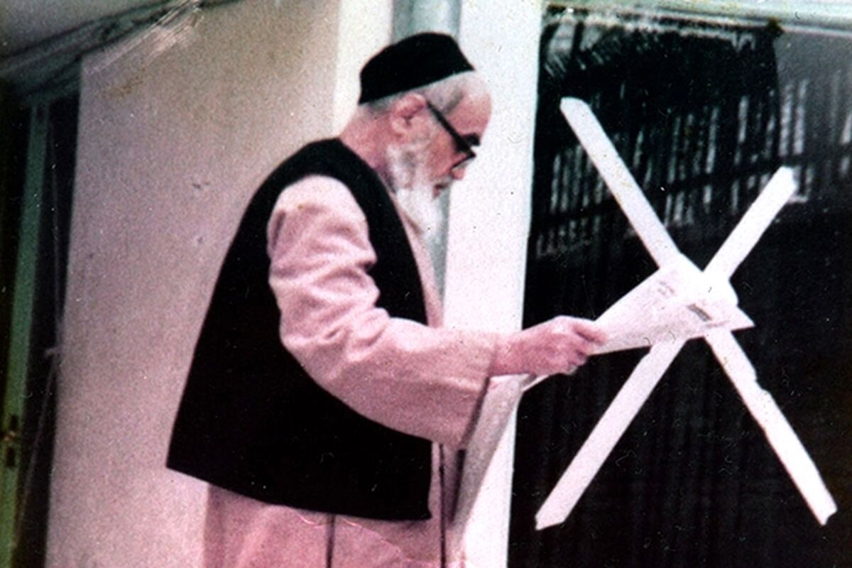امام خمینی (ره) در طول زندگی خود دست چه‌کسانی را بوسید؟