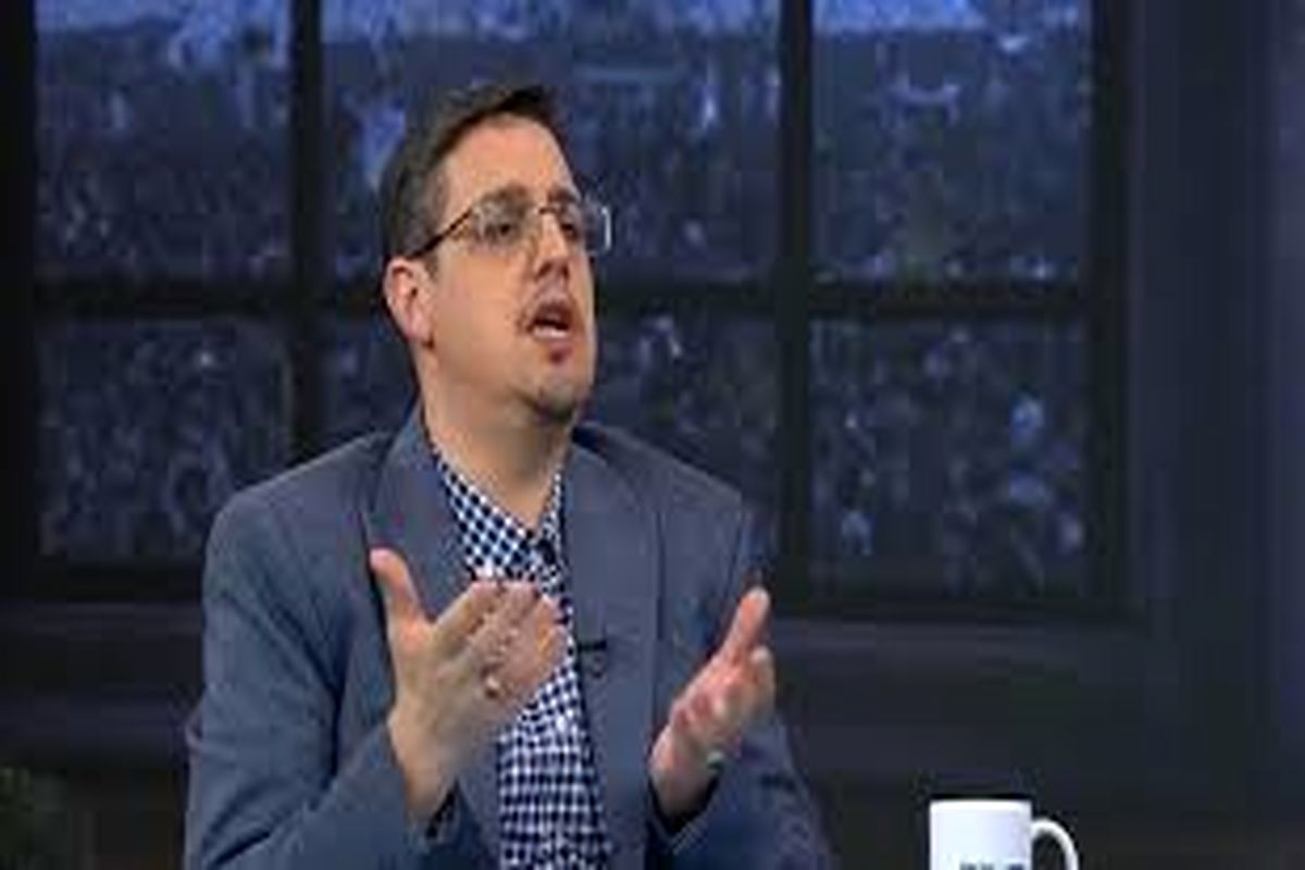 اقبالی: در شبکه نمایش خانگی شلوارشان را پایین می کشند!/ ویدئو