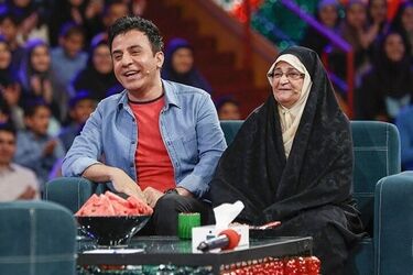عمو پورنگ در وسط ختم مادرش عصبانی شد/ ویدئو