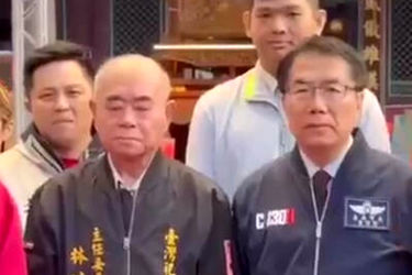 رئیس معبد، روی لباس رئیس‌جمهور تایوان استفراغ کرد!/ ویدئو