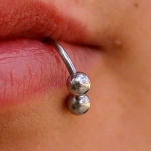 خانم بازیگر با پیرسینگ لب در تلویزیون حاضر شد!/ ویدئو