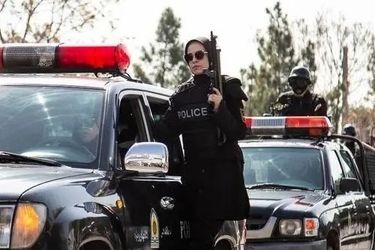 حضور پلیسِ زن نوپو در میدان انقلاب/ ویدئو