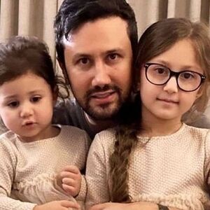 اتوبوس سواری شاهرخ استخری در بلژیک با موهای ژولیده