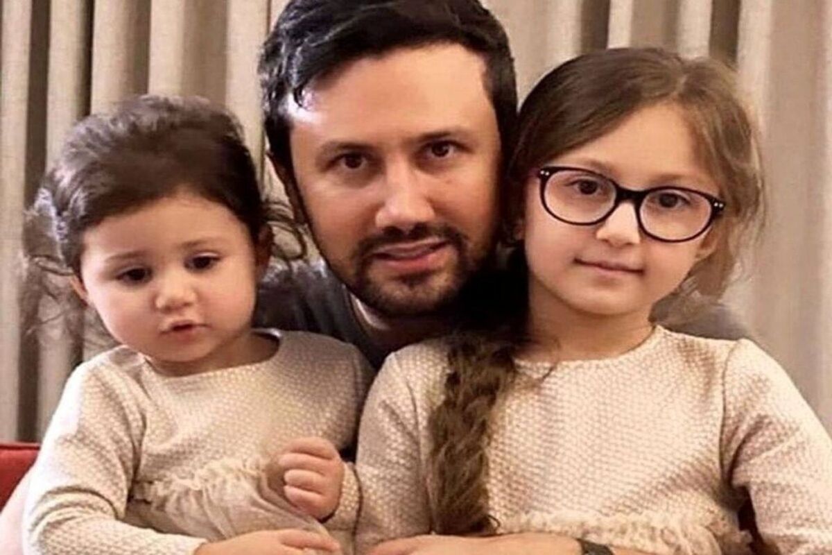 اتوبوس سواری شاهرخ استخری در بلژیک با موهای ژولیده