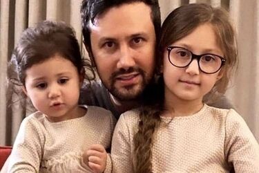 اتوبوس سواری شاهرخ استخری در بلژیک با موهای ژولیده