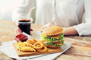 ۱۳ خوراکی ناسالم که باید از یخچال خود حذف کنید