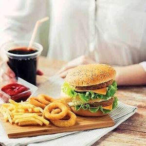 ۱۳ خوراکی ناسالم که باید از یخچال خود حذف کنید