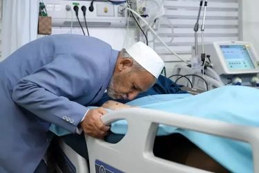 لحظه تلخ بوسیدن دست صابر کاظمی توسط پدرش در آی‌سی‌یو/ ویدئو