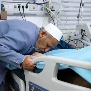 لحظه تلخ بوسیدن دست صابر کاظمی توسط پدرش در آی‌سی‌یو/ ویدئو