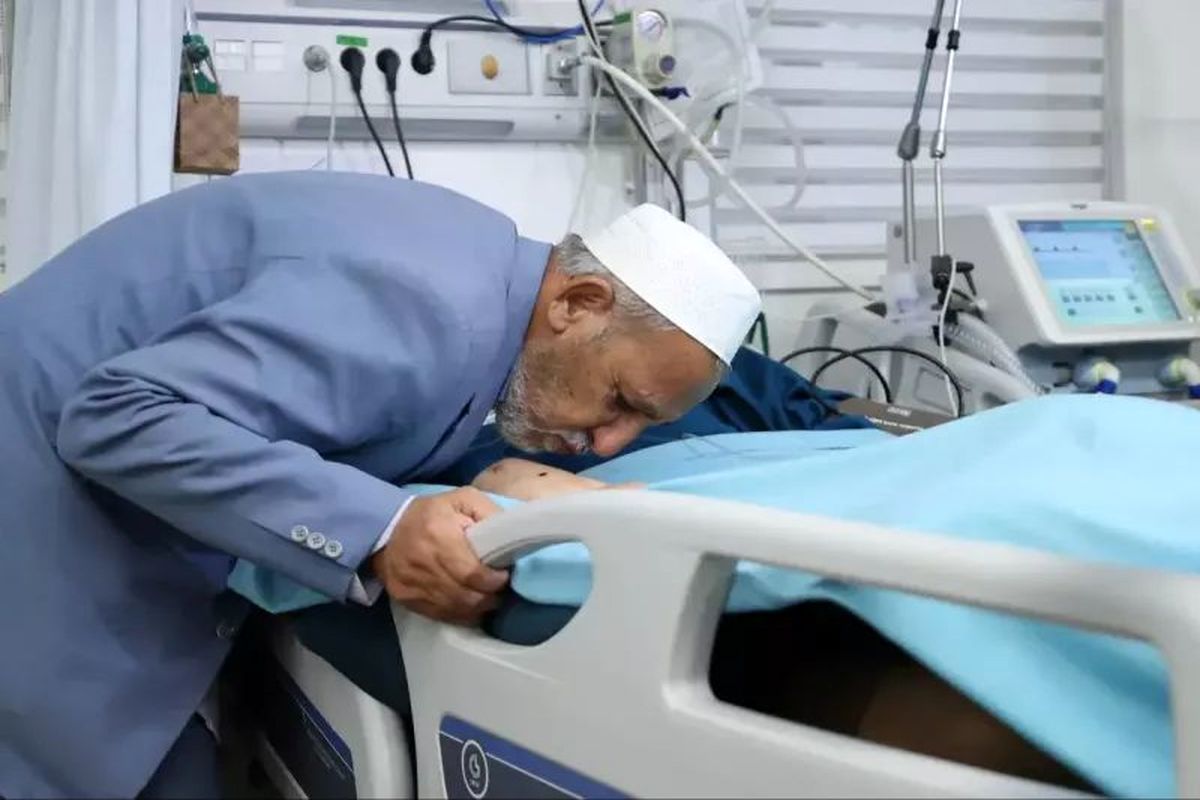 لحظه تلخ بوسیدن دست صابر کاظمی توسط پدرش در آی‌سی‌یو/ ویدئو