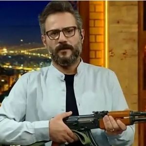 صداوسیما و مجریان سلاح به دست: تلویزیونی که رسما پادگان شده است
