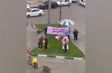 نصب بنر شهری در رشت برای آشتی‌کنان یک زوج جوان/ ویدئو