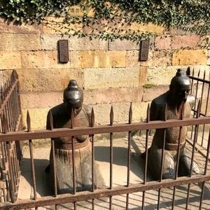 دو مجسمه ای که هر روز از هزاران نفر کتک می‌خورند!