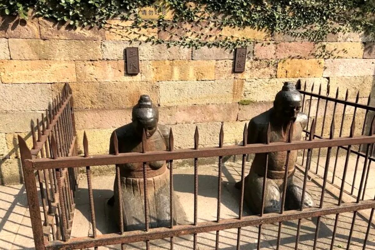 دو مجسمه ای که هر روز از هزاران نفر کتک می‌خورند!