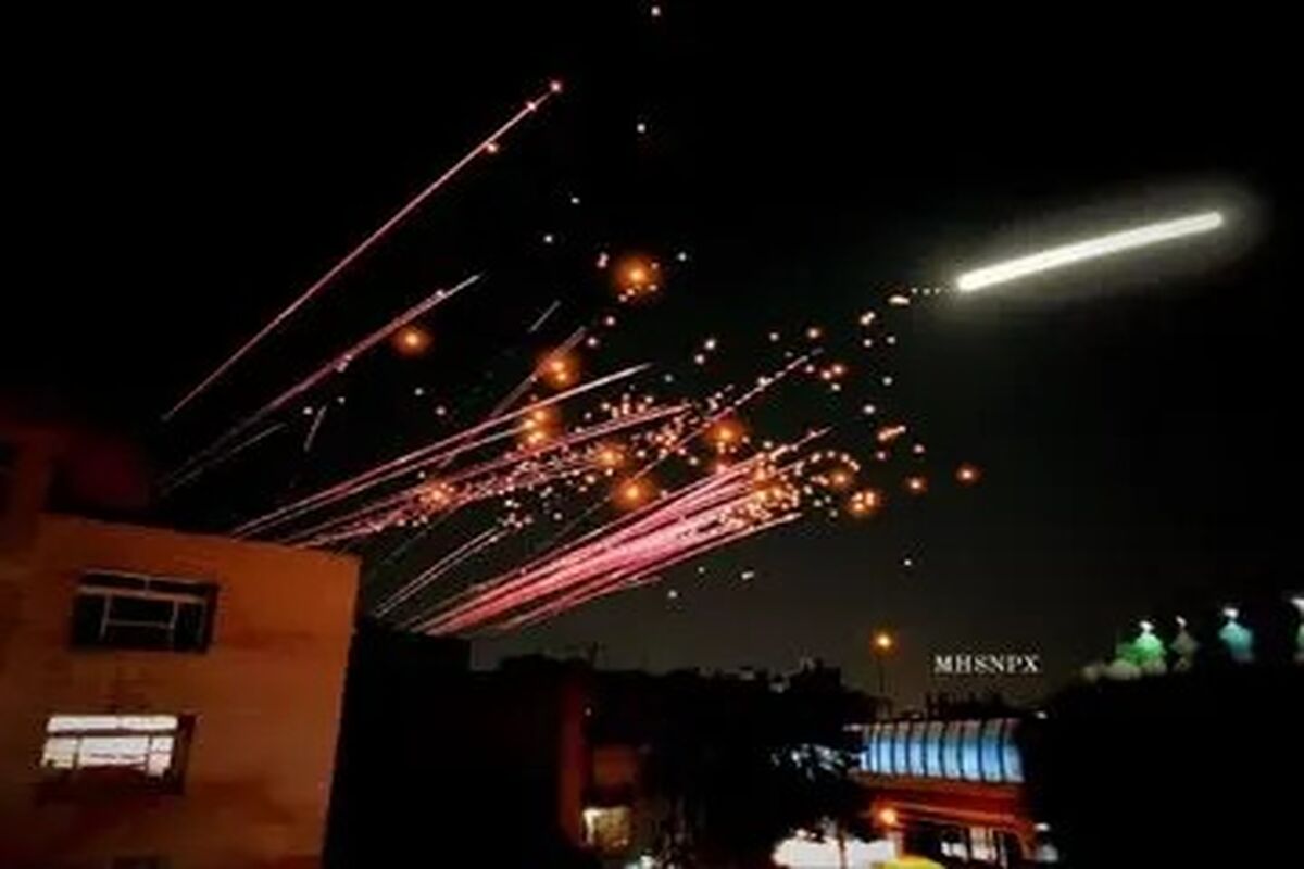 لاشه موشک ایرانی روی پشت بام یک شهر اسرائیلی/ تصویر 