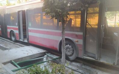 حادثه در خط ویژه خیابان ولیعصر/ عکس