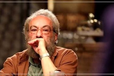 مسعود فراستی با تیپی جالب در اجتماع شبانه مردم تهران/ عکس