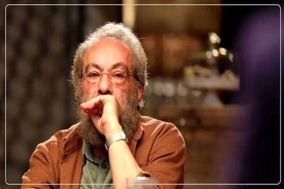 مسعود فراستی با تیپی جالب در اجتماع شبانه مردم تهران/ عکس