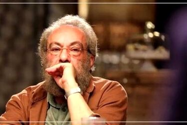 مسعود فراستی با تیپی جالب در اجتماع شبانه مردم تهران/ عکس