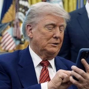 چرا ترامپ در هر زمانی به تماس‌های تلفنی همه پاسخ می‌دهد؟