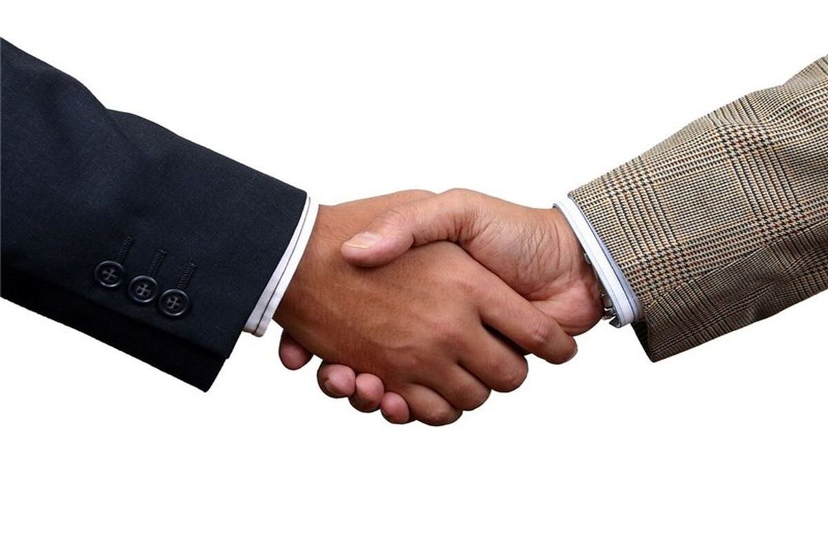 دست دادن عجیب دو نماینده در مجلس/ عکس
