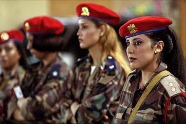تصویری جالب و تاریخی از بادیگارد زن معمر قذافی با مسلسل/ عکس