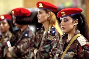 تصویری جالب و تاریخی از بادیگارد زن معمر قذافی با مسلسل/ عکس