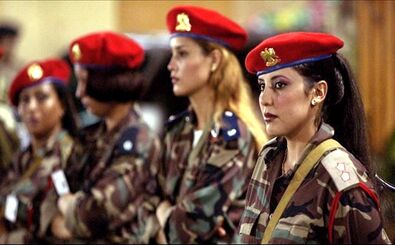 تصویری جالب و تاریخی از بادیگارد زن معمر قذافی با مسلسل/ عکس