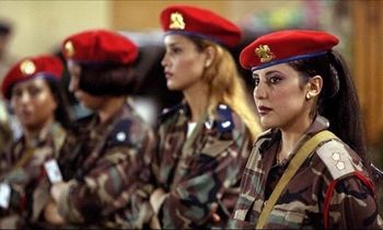 تصویری جالب و تاریخی از بادیگارد زن معمر قدافی با مسلسل/ عکس