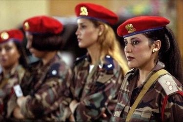 تصویری جالب و تاریخی از بادیگارد زن معمر قذافی با مسلسل/ عکس