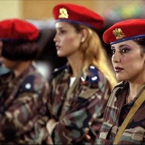 تصویری جالب و تاریخی از بادیگارد زن معمر قدافی با مسلسل/ عکس