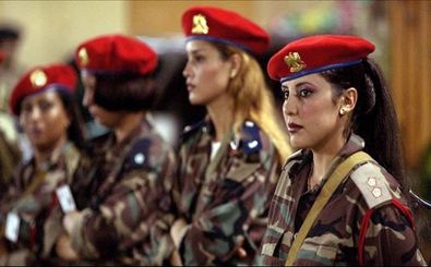 تصویری جالب و تاریخی از بادیگارد زن معمر قذافی با مسلسل/ عکس