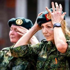 ملکه هلند در آغوش همسرش به ارتش پیوست/ عکس