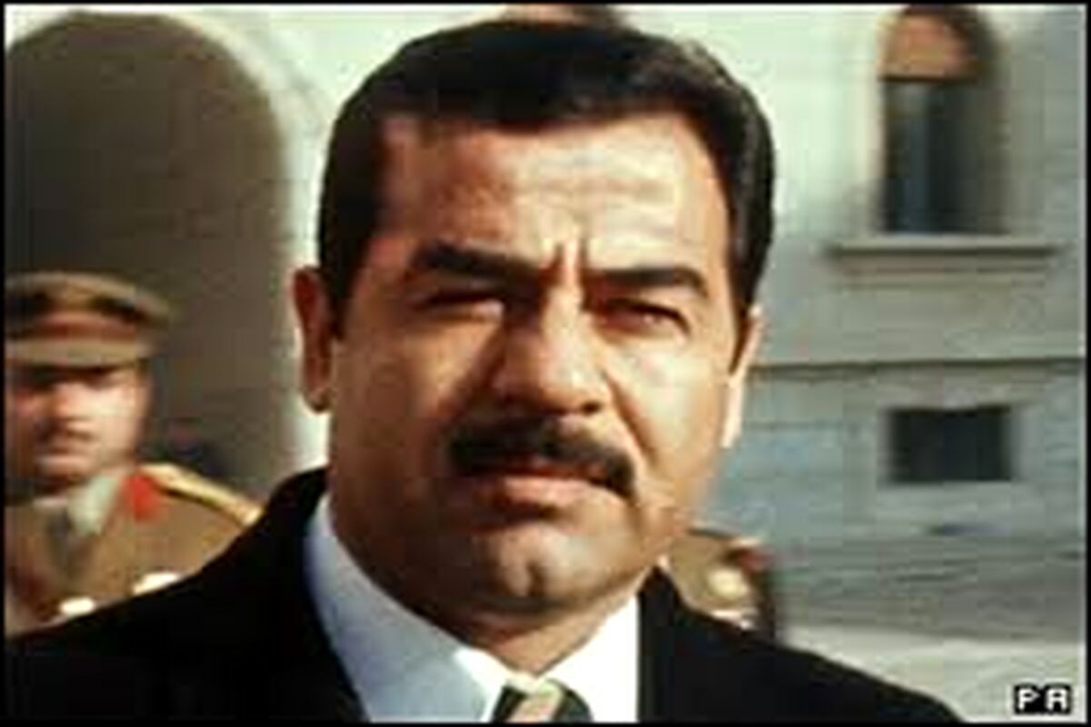 «صدام حسین» در حال بازدید از یک خانواده کشاورز/ عکس