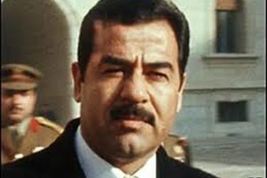 «صدام حسین» در حال بازدید از یک خانواده کشاورز/ عکس